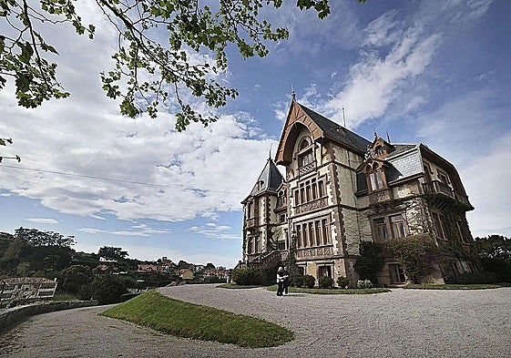 Casa del Duque de Almodóvar del Río, uno de los innumerables atractivos de Comillas.