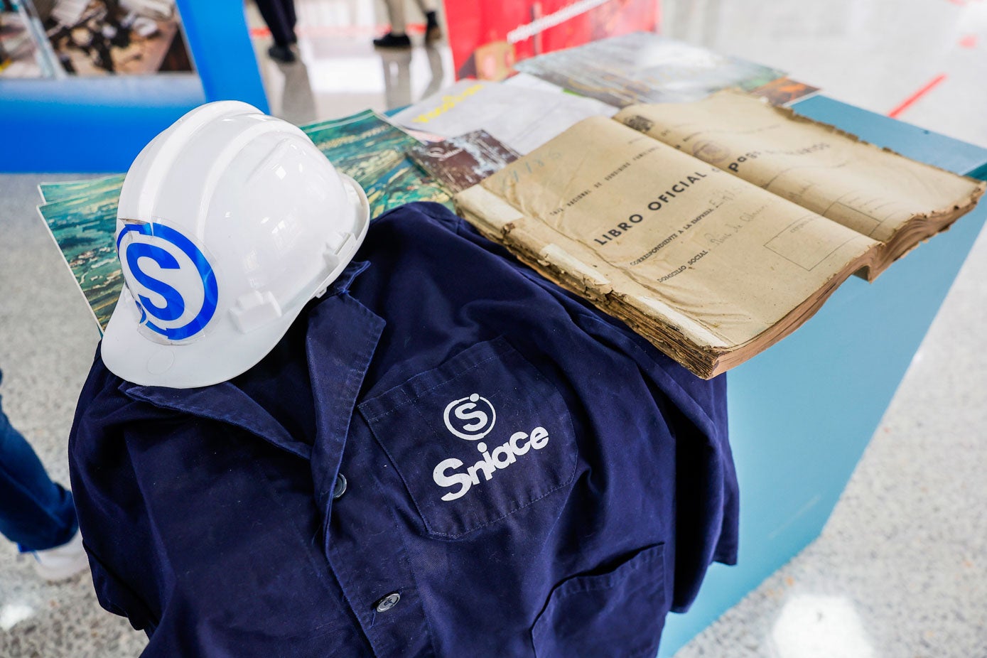 Uno de los uniformes de los antiguos empleados de la fábrica, junto al libro oficial del pago de salarios, revistas y más documentos.