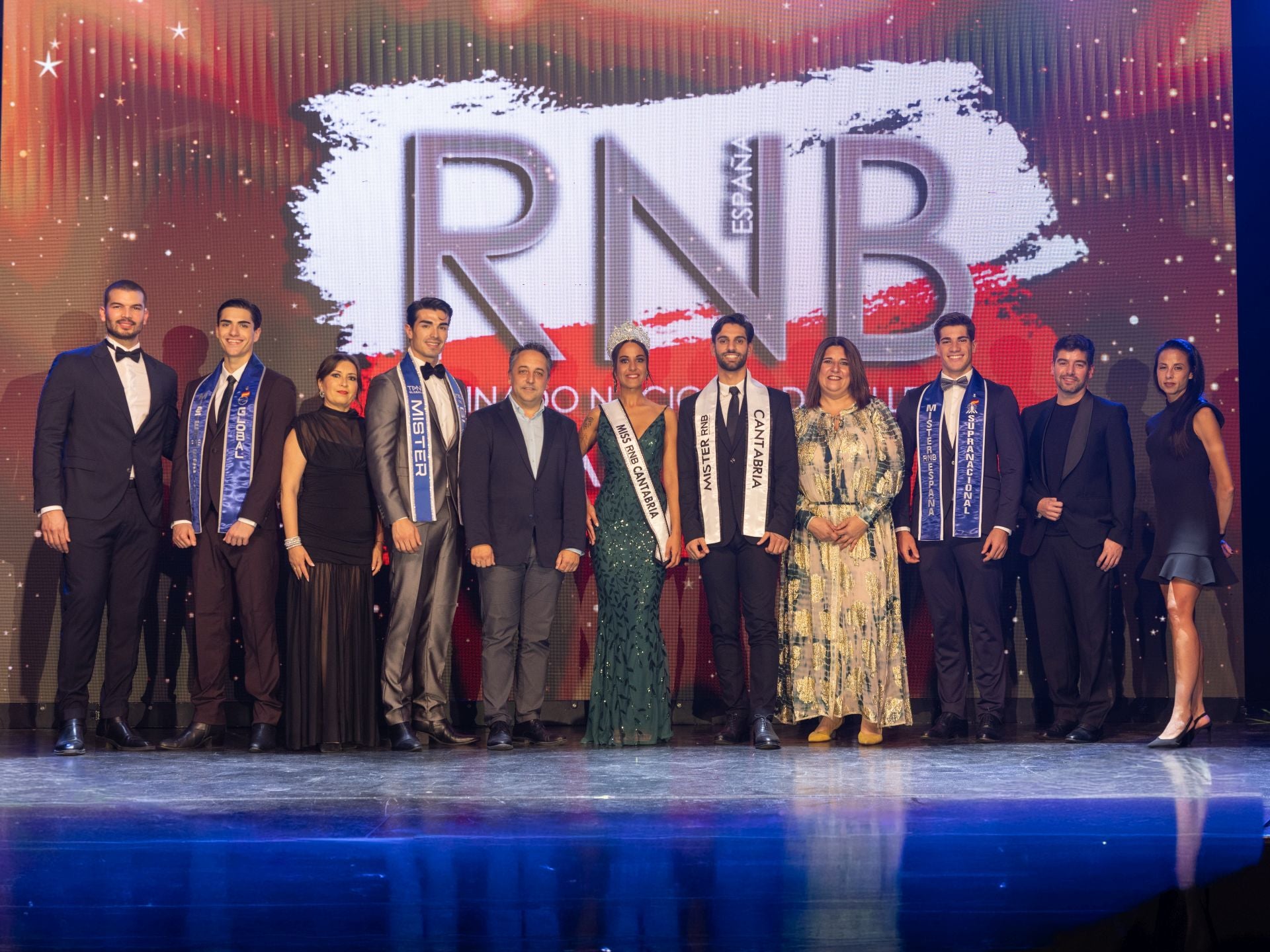 Foto de familia de los ganadores y el jurado de RNB Cantabria.