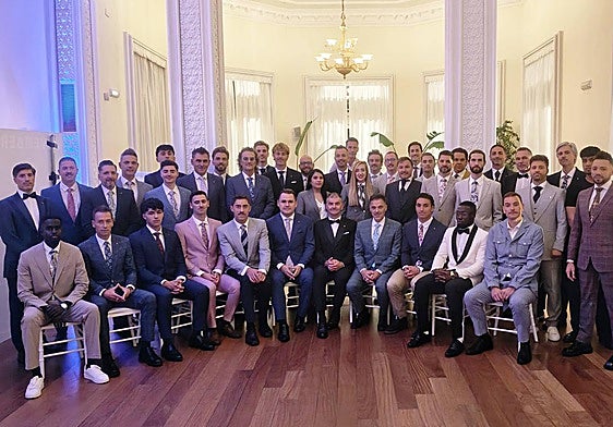 Foto de familia de todos los hombres que han desfilado en el Casino con trajes de Félix Ramiro. En el centro de la imagen, Kike Varela y Katherin Barrera, de la firma del diseñador en El Corte Inglés en Santander.