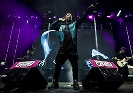 Jordi Sánchez pide al público que cante sus estribillos durante el concierto que ofreció en 20254 en Cantabria.