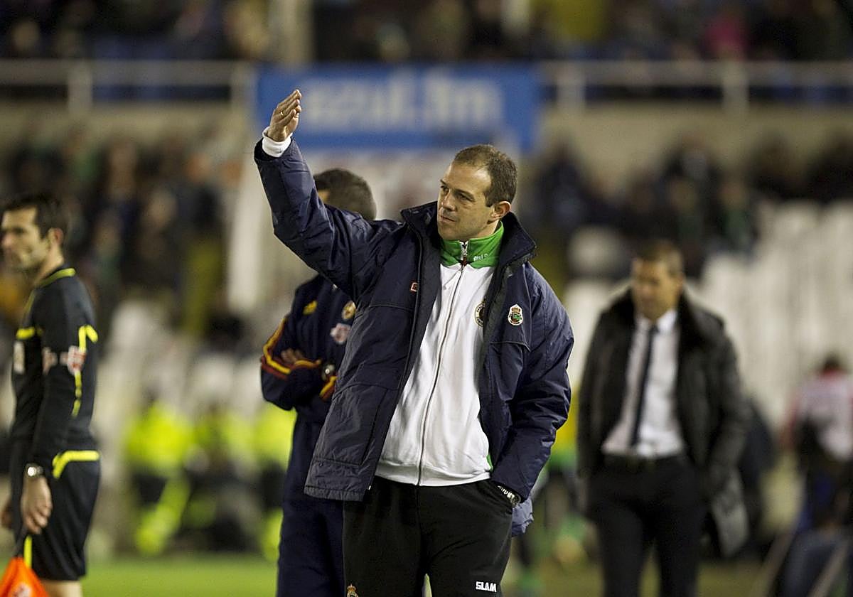 Juanjo González, como primer entrenador, dirige al Racing en un partido contra el Atlético de Madrid, en El Sardinero en la temporada 2011-2012.