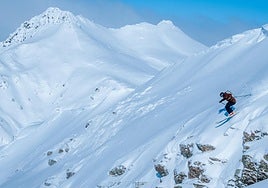 Marcos López, en un descenso en la zona de Astún, fronteriza entre Francia y España en los Pirineos. Al fondo, el Pico Arnousse.