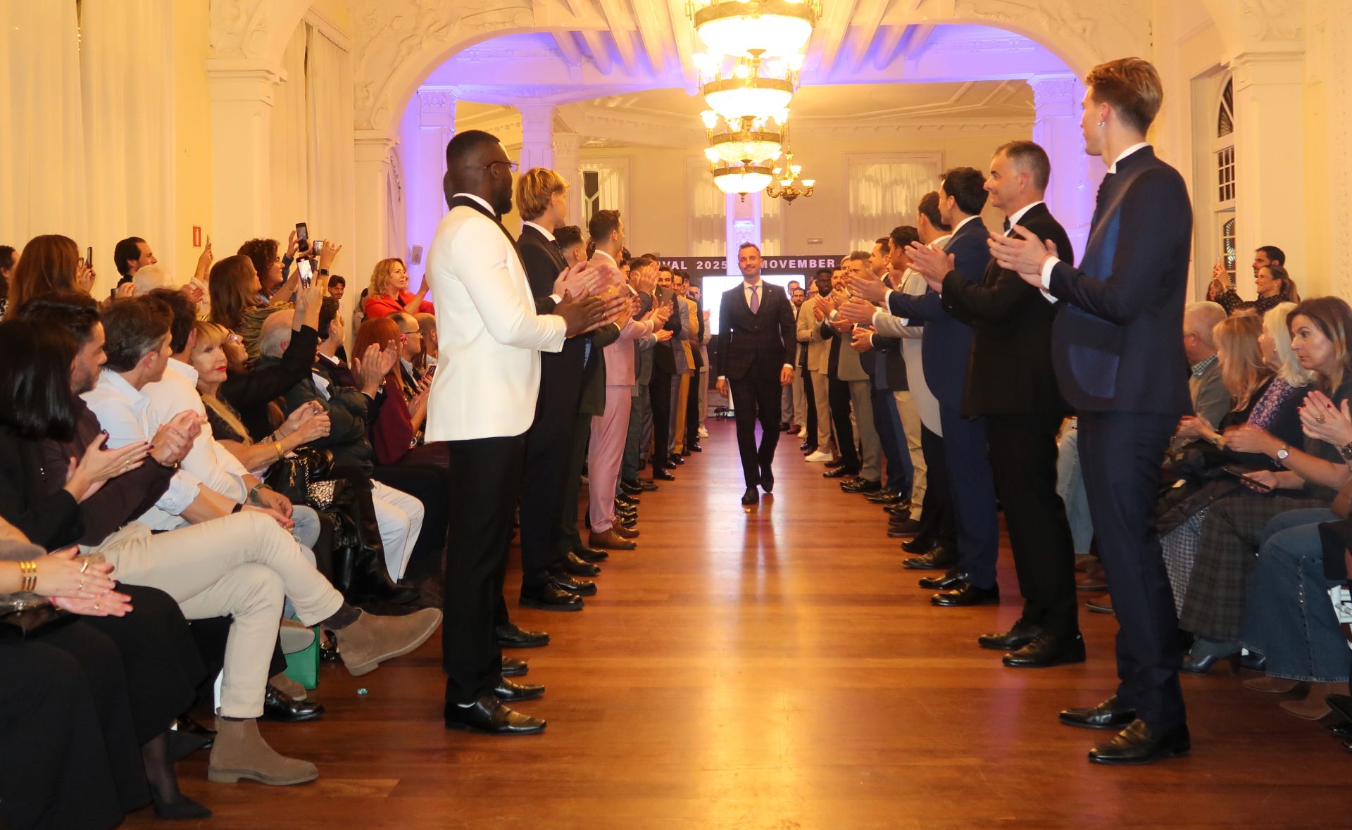 Kike Varela, representante de Félix Ramiro en Santander, salió a saludar tras el segundo desfile de la firma del diseñador manchego. Ramiro envió un vídeo para todos los asistentes en el que se mostraba muy contento de participar en esta iniciativa.