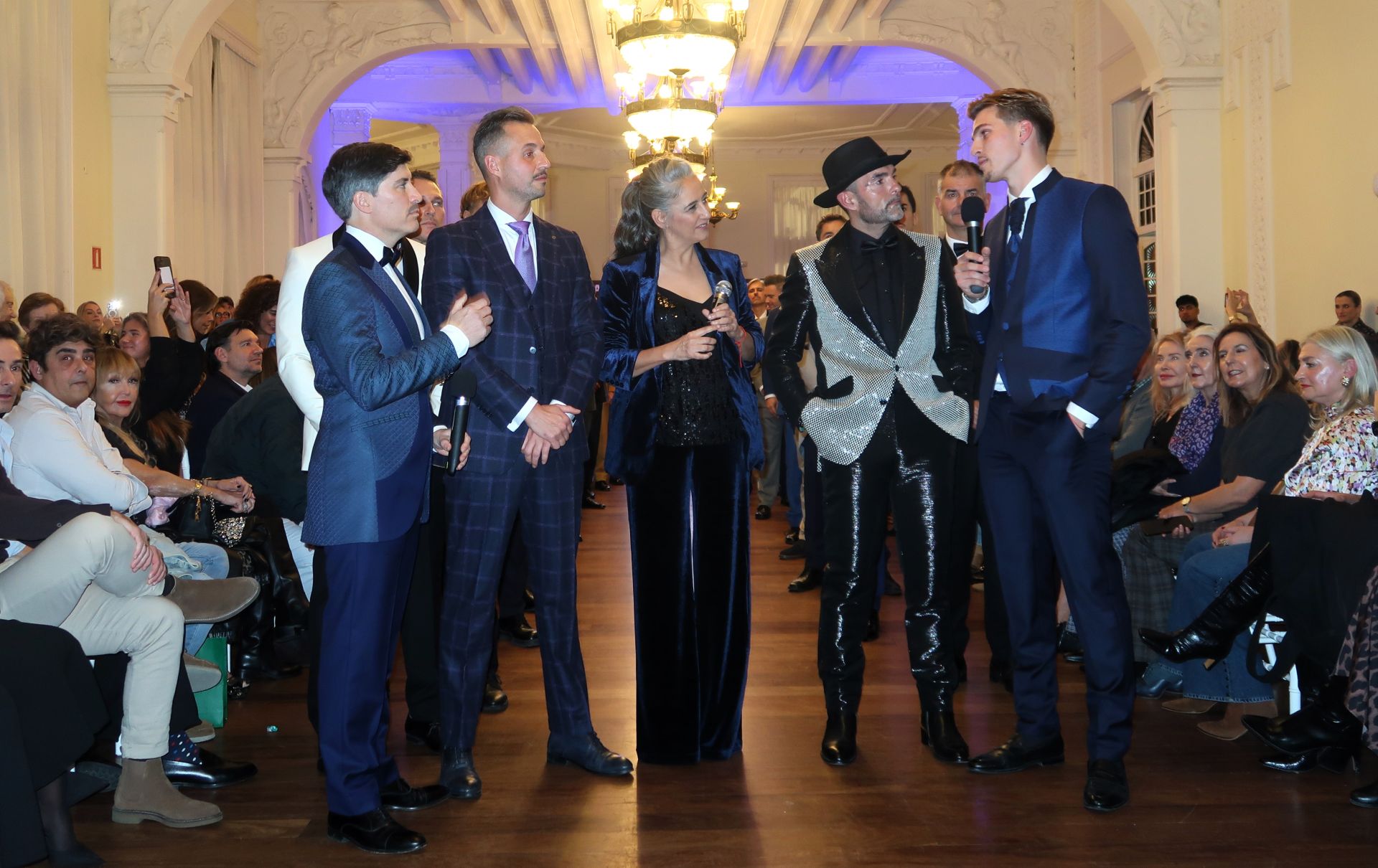 Al finalizar el desfile de Félix Ramiro, Mario Domínguez, Kike Varela, Leticia Mena y José Luis Callejo conversan con el estudiante Mauro Comín, uno de los más jóvenes participantes del 'Movember Festival' 2025.