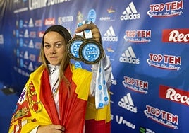 Luna Vigo Vélez con las dos medallas de bronce conseguidas en el campeonato de Portugal.