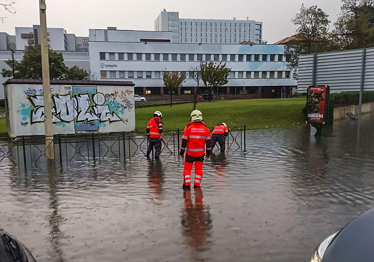 La rotonda de Valdecilla Sur se convierte en un gran lago a causa de la tromba de agua
