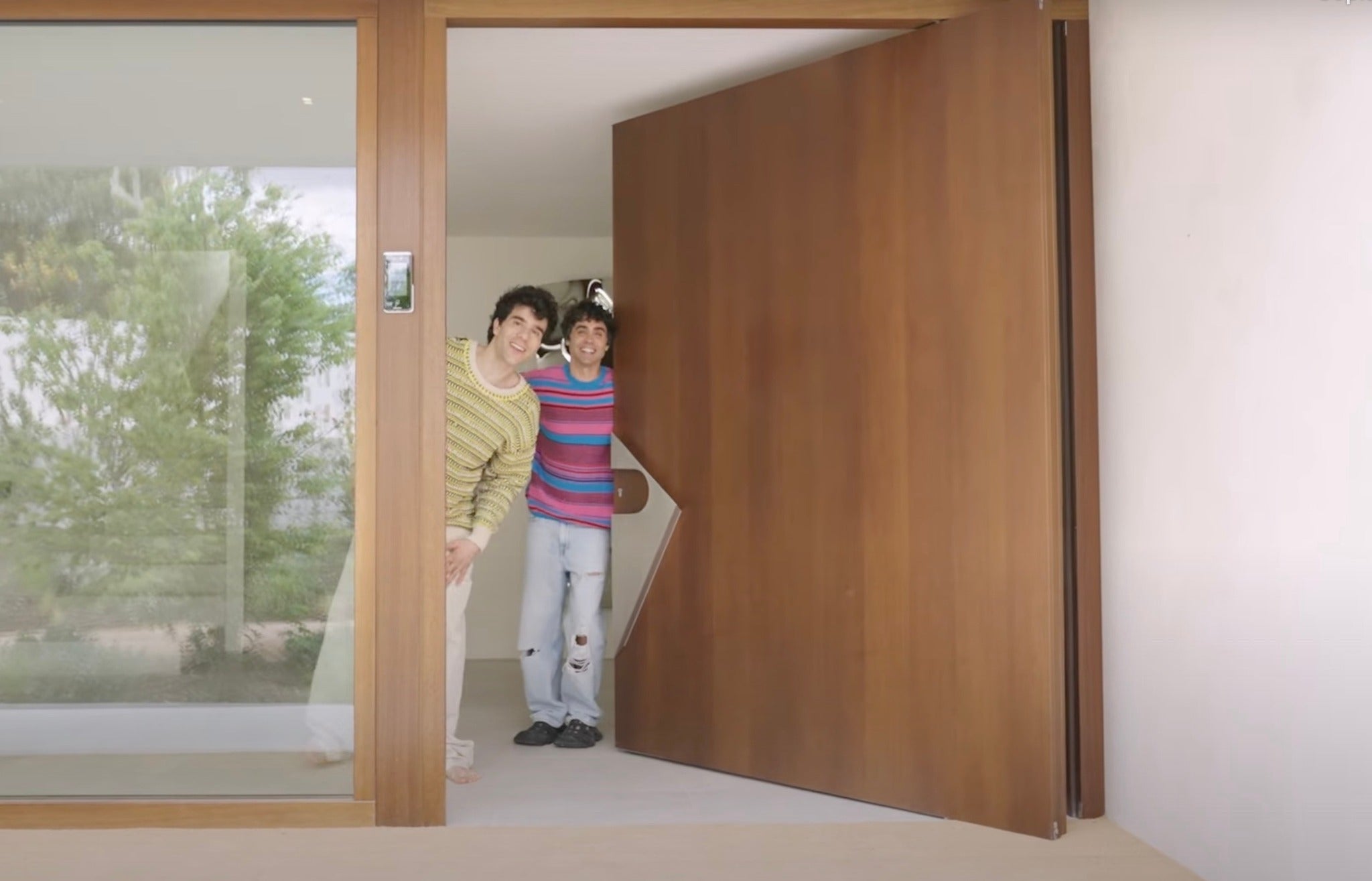 Fotograma del vídeo en el que los Javis enseñaban su casa.