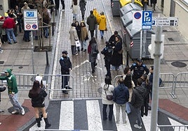 Policías locales controlando los accesos a una calle en Navidad