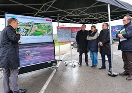 Buruaga, Media, Caramés y Berrios escuchan la explicación técnica del proyecto.