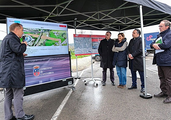 Buruaga, Media, Caramés y Berrios escuchan la explicación técnica del proyecto.