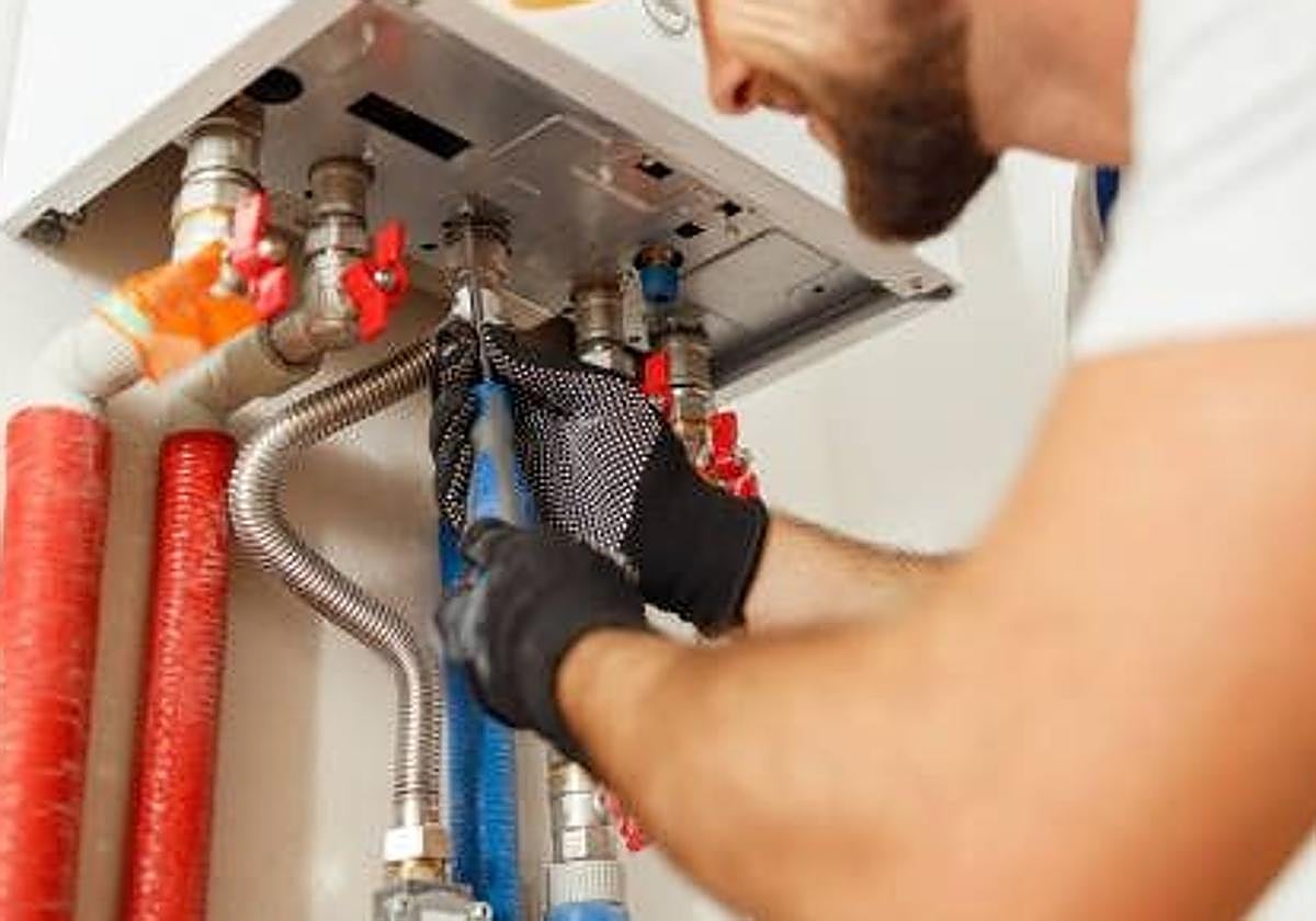 El fontanero de Santander que te cobra 2.000 euros por instalarte una caldera y luego, ni instalación ni caldera