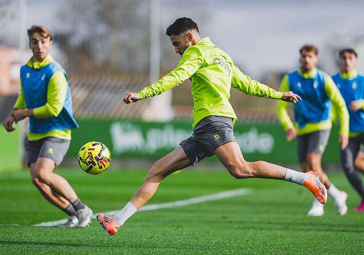 Andrés Martín dispara a portería en la sesión de ayer.