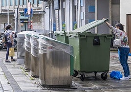 Los nuevos contenedores en superficie que se colocaron el pasado septiembre, colocados junto a los buzones neumáticos estropeados, mientras se reparaban, en la zona de Castilla-Hermida.