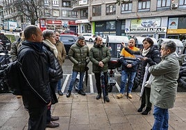 Gema Igual, el concejal Agustín Navarro y técnicos explican el proyecto a los vecinos de la zona.