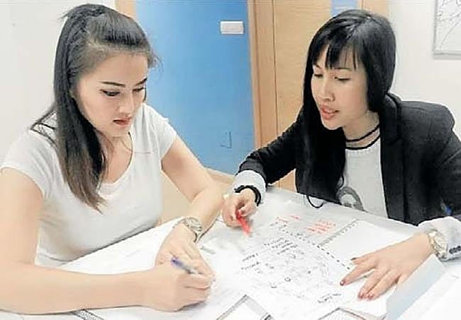 Kwang Chintawee Autchanawin, directora del centro (a la dcha.)