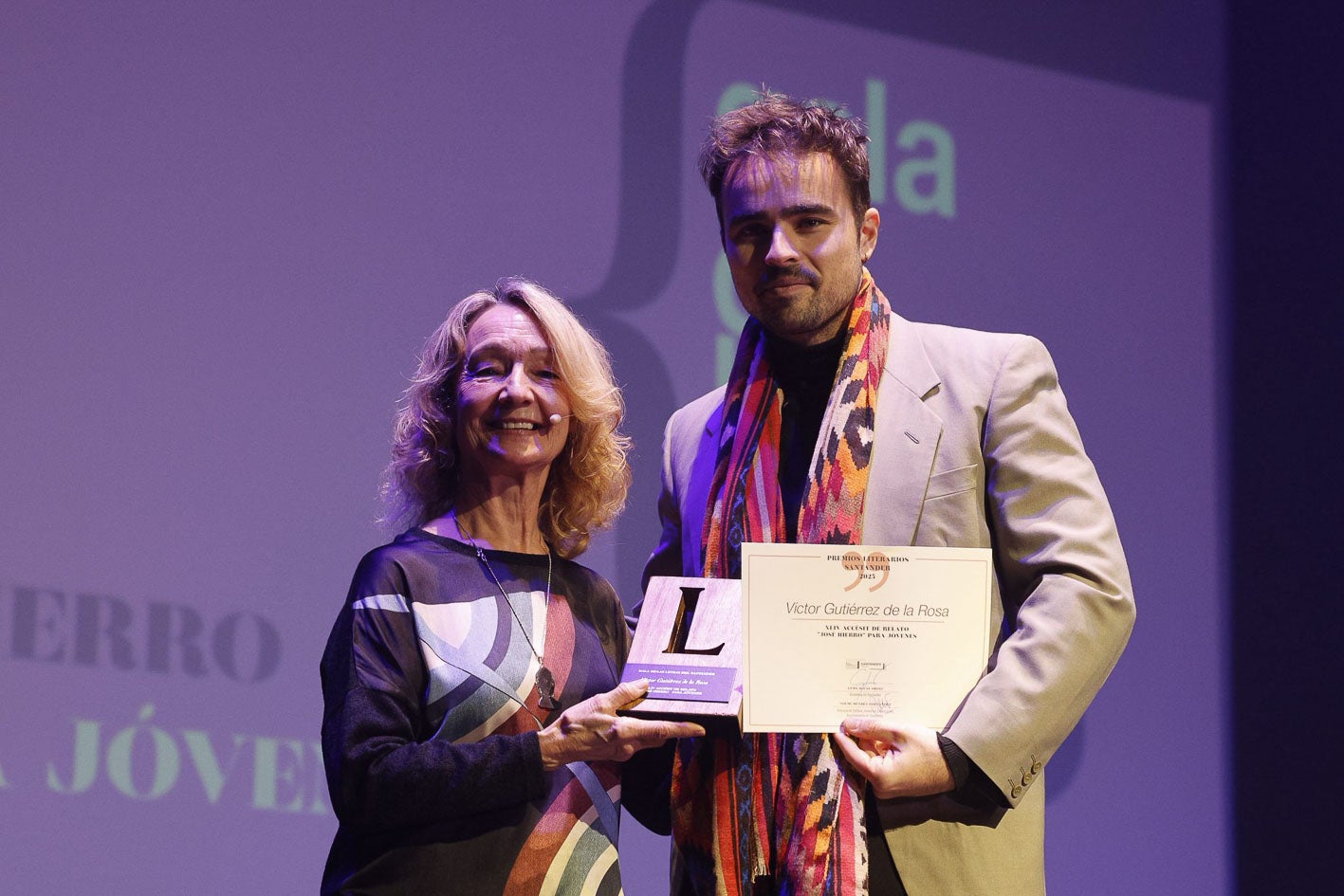 La hija del poeta cántabro también entregó el premio a Víctor Gutíerrez de la Rosa.