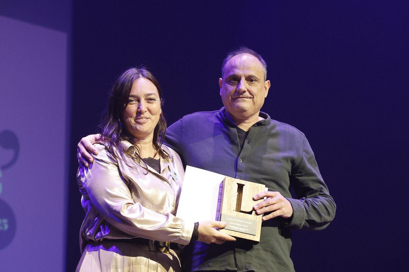 La concejala de Cultura Noemí Méndez con Julio Rodríguez Suárez, Premio Alegría.