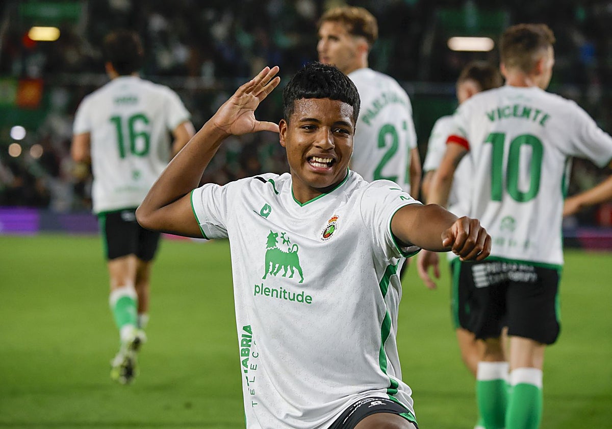 Jeremy Arévalo celebra uno de sus tantos con el Racing esta temporada.