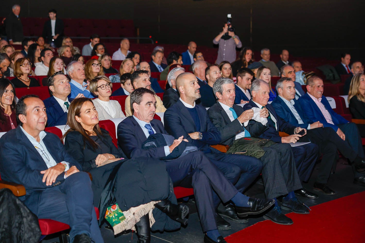 Autoridades e invitados al acto.