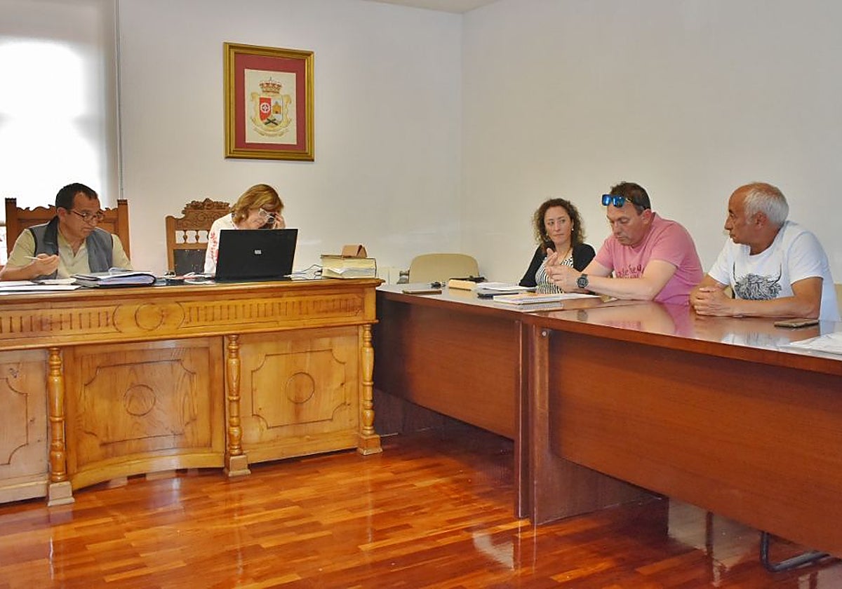 El alcalde a la izquierda y Verónica Mantecón en el centro, con dos concejales de su grupo.