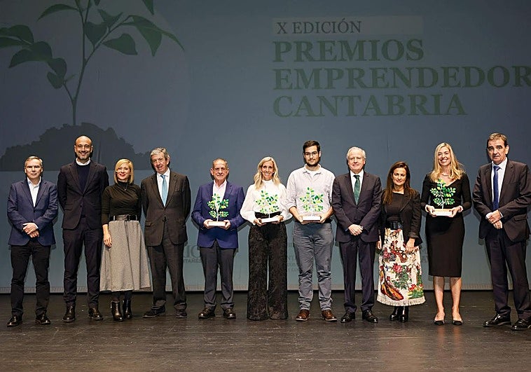 Foto de familia: de izquierda a derecha, Alberto Santamaría, Javier López Estrada, Isabel Muñoz, Luis Revenga, José Saiz, Natalia Alciturri, Diego Rosich, Eduardo Arasti, Begoña Gómez del Río, Paula Martínez e Ignacio Pérez.