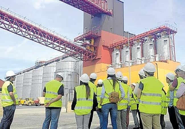 Alumnos de Aula Dédalo en la Terminal Agroalimentaria del Puerto de Santander.