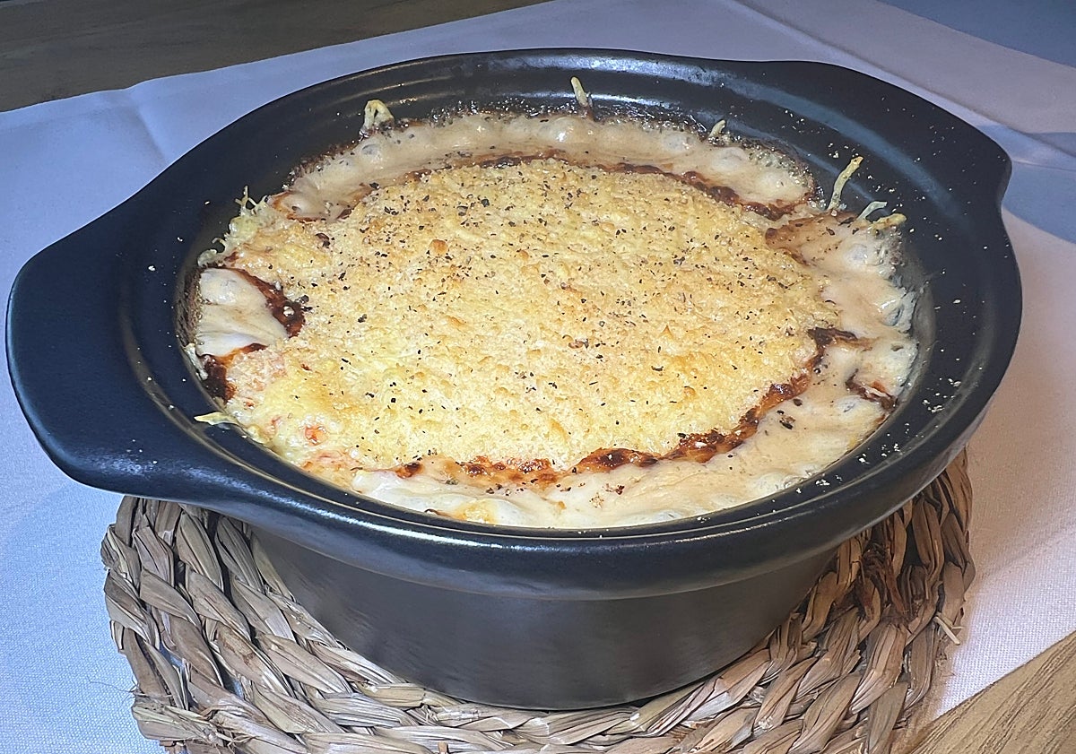 Imagen principal - Tres de las propuestas de Pan de Cuco: macarrones del señorito gratinados, albóndigas de carrillera con salsa strogonoff y «sobachón» (sobao empapado en leche merengada).