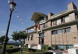 Vista exterior del Ayuntamiento de Polanco.