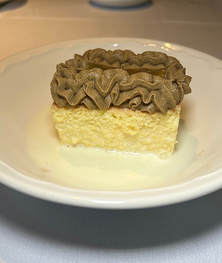 Imagen secundaria 2 - Tres de las propuestas de Pan de Cuco: macarrones del señorito gratinados, albóndigas de carrillera con salsa strogonoff y «sobachón» (sobao empapado en leche merengada).