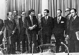 Adolfo Suárez, Felipe González; Manuel Fraga, Santiago Carrillo y otros políticos posan en un acto institucional