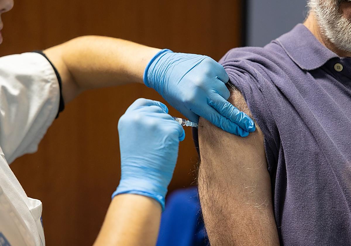 La gripe eleva los ingresos y los hospitales de Cantabria se preparan para «unas semanas complicadas»