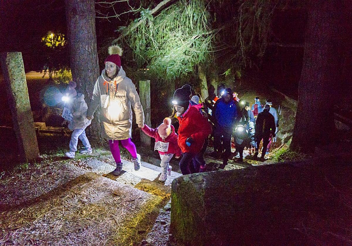 Hasta chupete lleva alguno de los jóvenes participantes