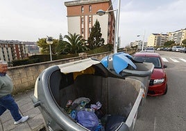 Dos contenedores rotos, de reciclaje de plástico y de cartón, en la zona de Valdenoja.