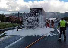 Los bomberos de Cantabria sofocando el incencio.