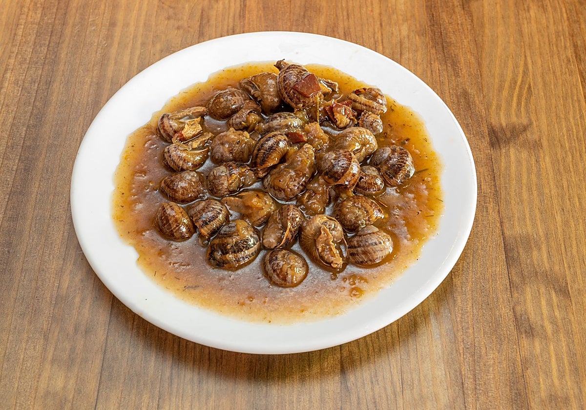 El guiso tradicional parte de un sofrito con ajo, cebolla, tomate y pimentón.