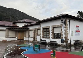 Las antiguas escuelas de La Serna, actualmente cerradas.