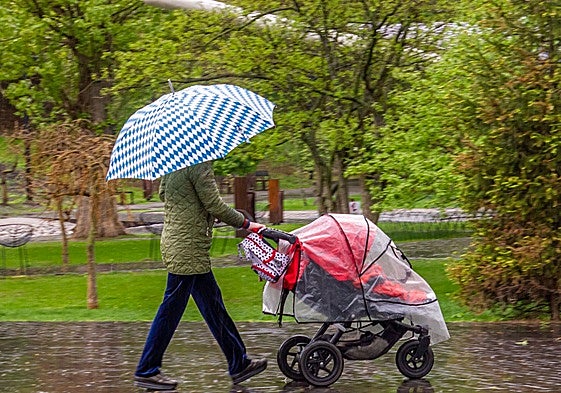El leve repunte del número de nacimientos en Cantabria rompe una larga racha, pero no frena la tendencia.