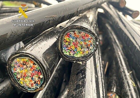 Parte del cableado de telefónica que se encontró en la furgoneta.