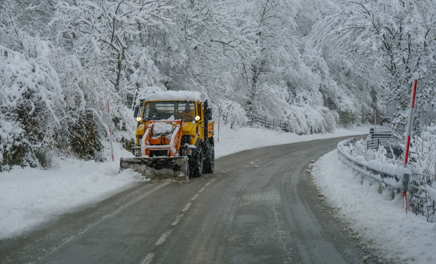 Una quitanieves limpia la carretera de acceso a Fuente Dé.