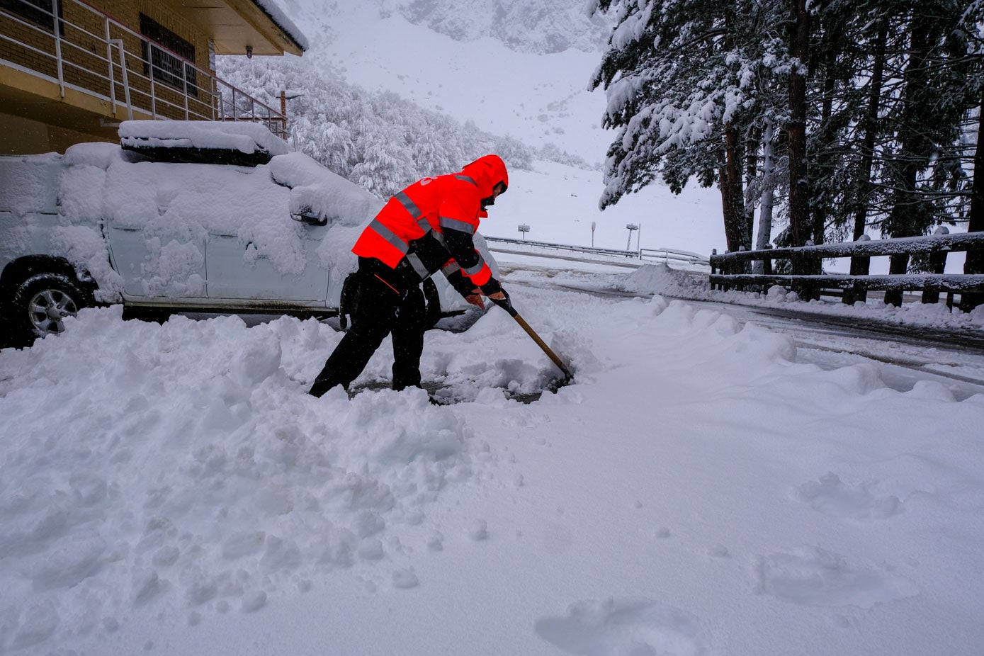 Operarios de Cantur en Fuente Dé.