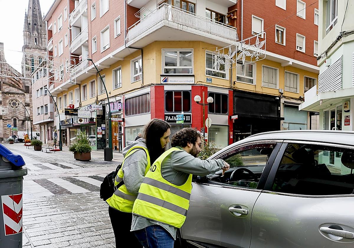 Trabajadores contratados para la campaña informan a un conductor en la calle Pablo Garnica, una de las vías peatonales con acceso limitado.