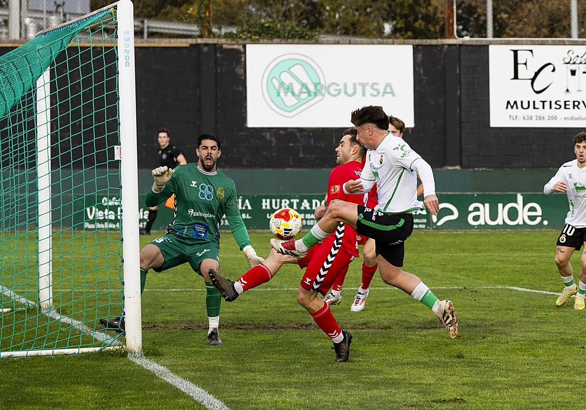 Solórzano, del Rayo, prueba suerte ante la portería de Pirot en La Planchada.