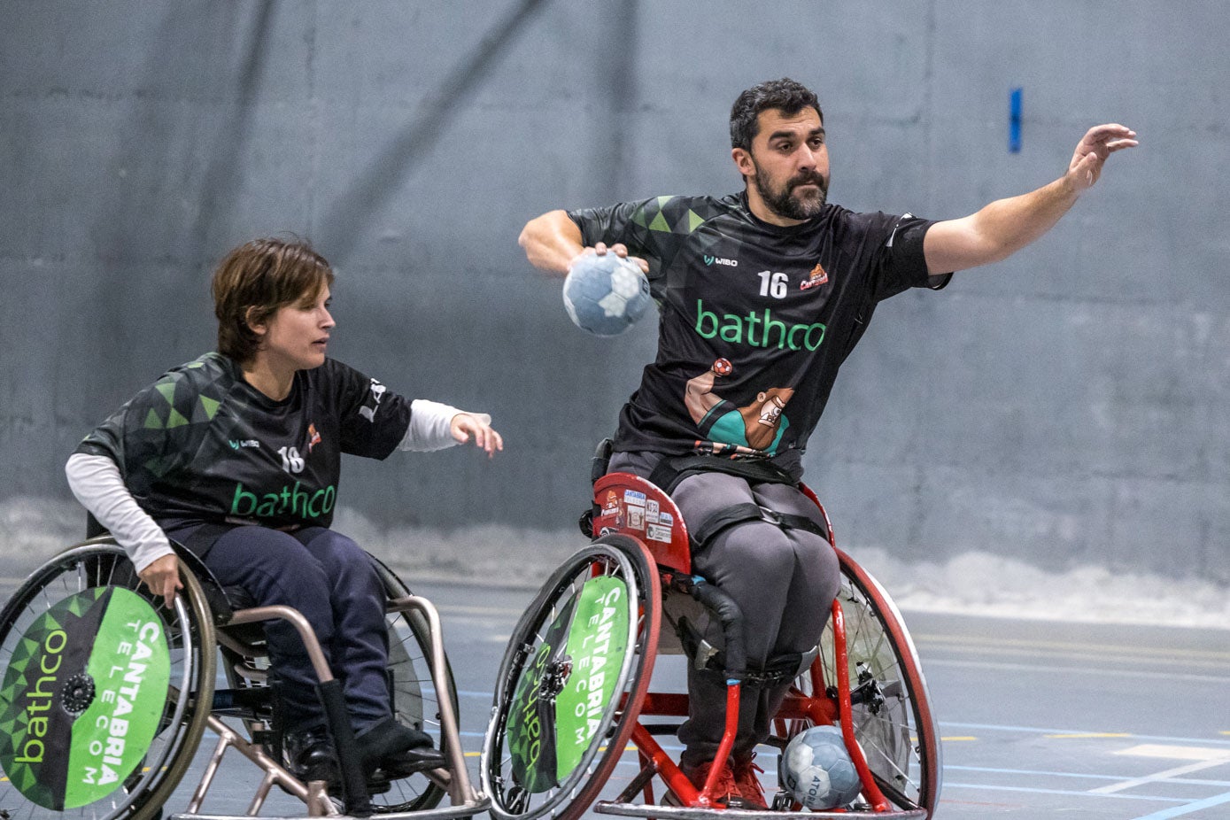 'Piti' López, con el balón, se dispone a lanzar junto a su compañera Marina Pereda