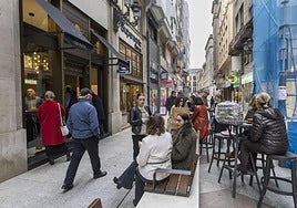 En la calle San Francisco, en el centro de Santander, han abierto nuevos negocios.