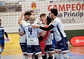 Los jugadores del Textil celebran un punto durante el partido.