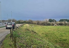 Zona verde donde se proyecta el nuevo parque, en Tanos (Torrelavega).