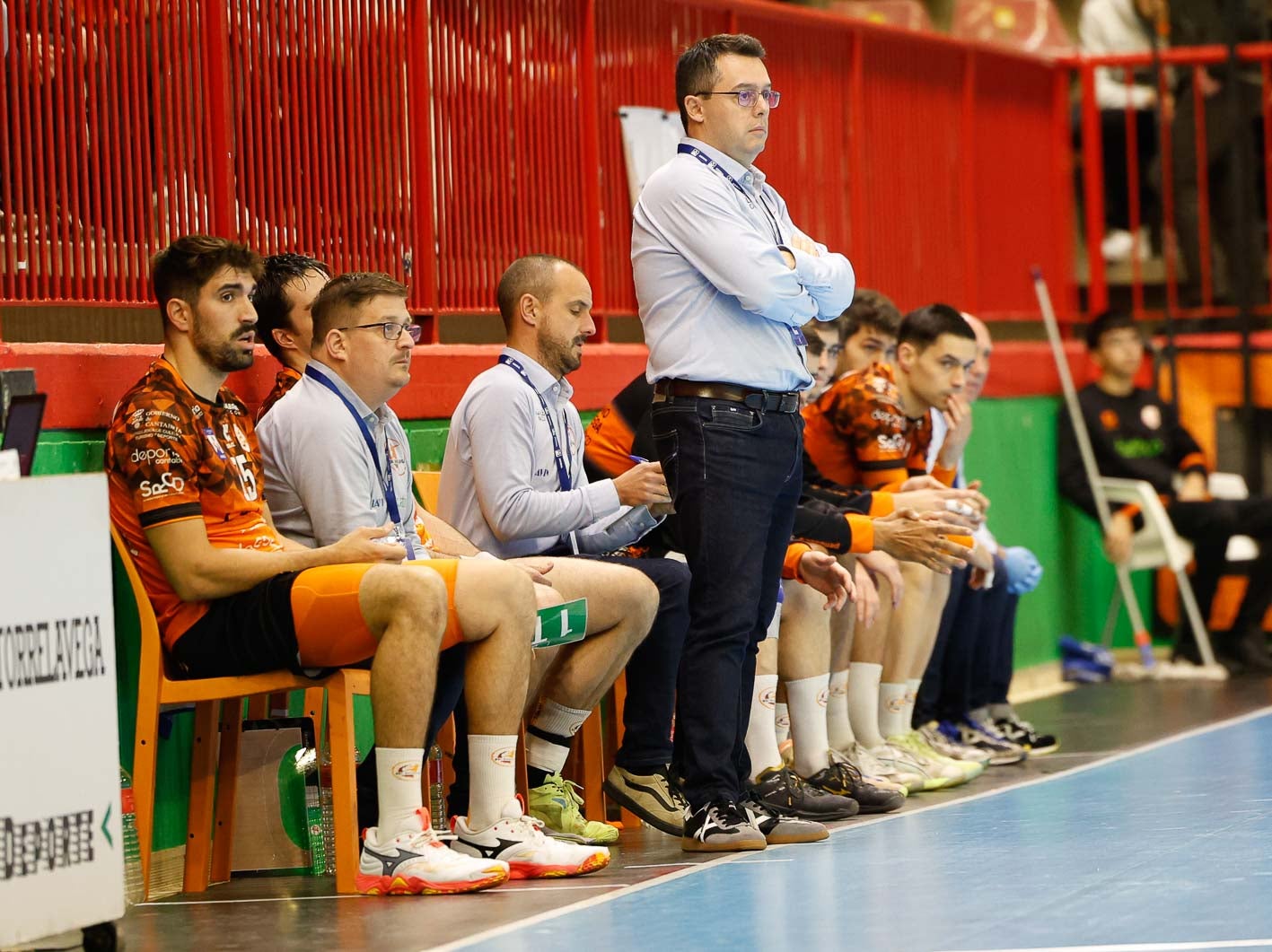 Jacobo Cuétara, en el banquillo del equipo naranja