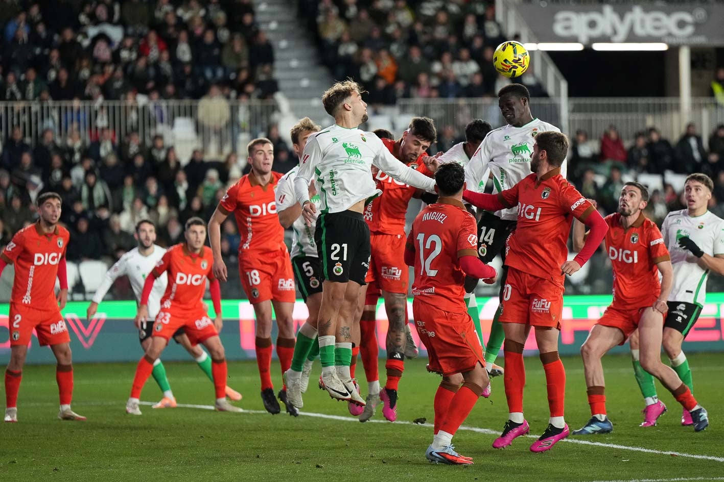 Maguette, Pablo Ramón, Javi Castro y Jeremy saltan junto a la zaga burgalesa a por un balón colgado al área. 