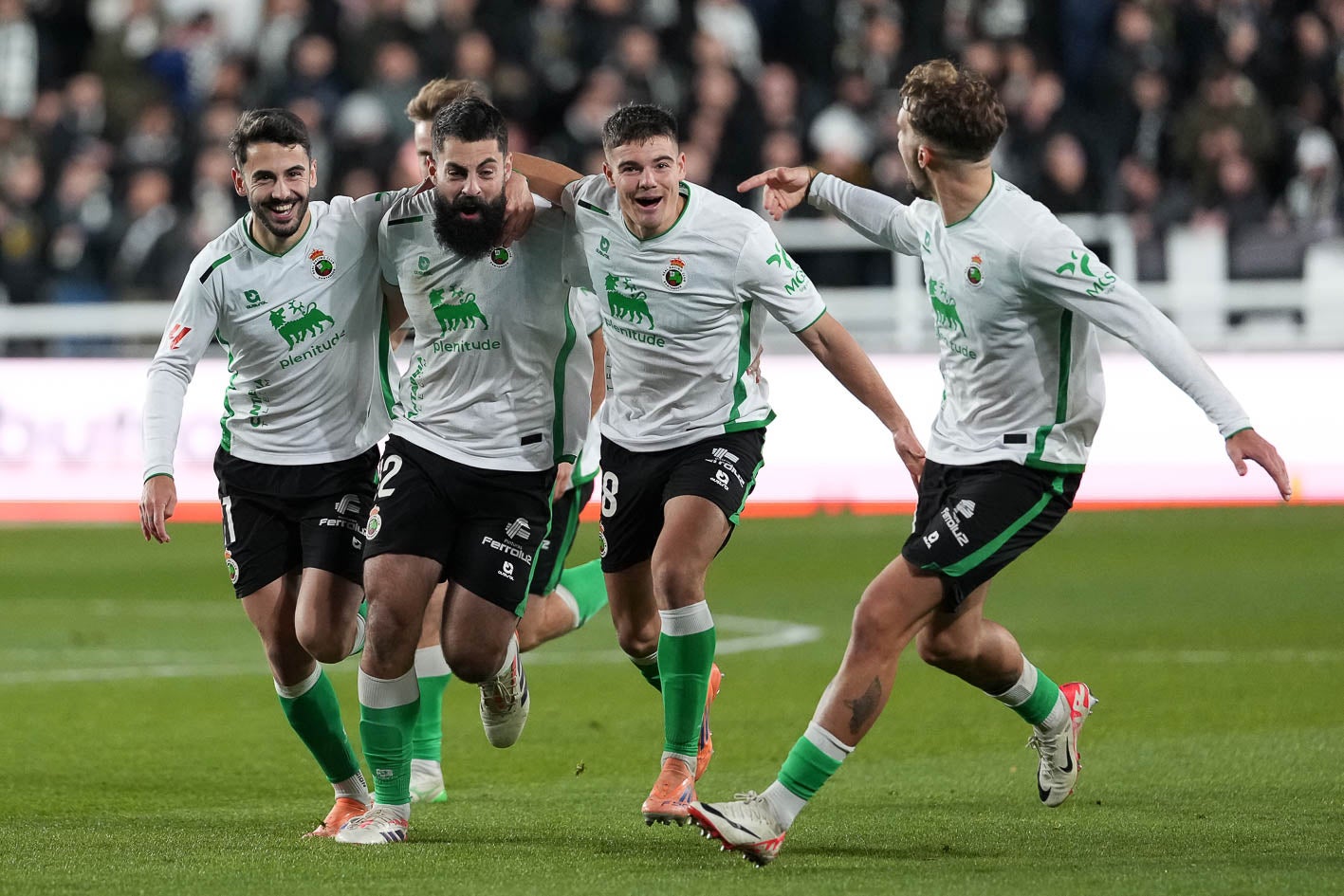 Andrés Martín, Peio Canales, Pablo Ramón y Javi Castro celebran con Villalibre el segundo gol verdiblanco. 